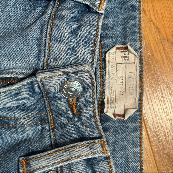 RARE Free People embroidered jeans - Picture 3 of 6